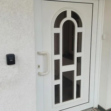 דירה Mit Eigenem Eingang Und Eigener Terrasse *