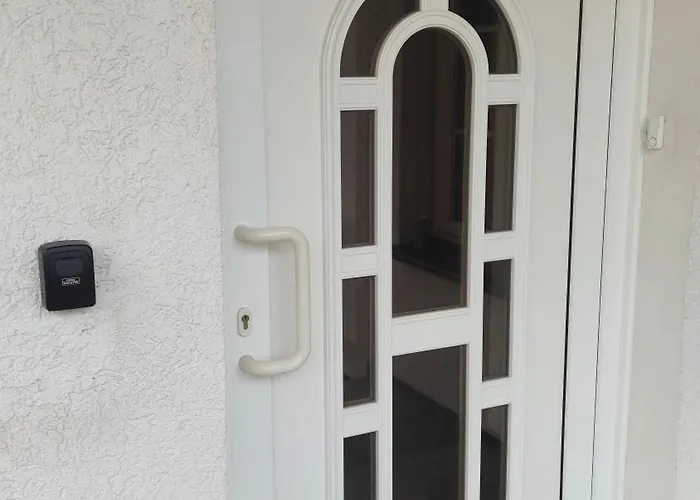 Apartment Mit Eigenem Eingang Und Eigener Terrasse *